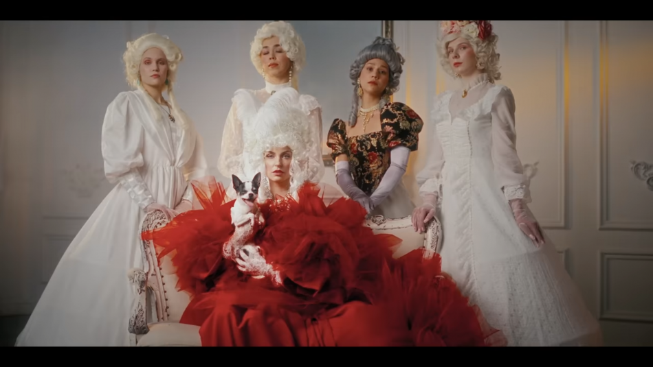 Саша Савельева открыто рассказала о борьбе с тревогой после рождения сына